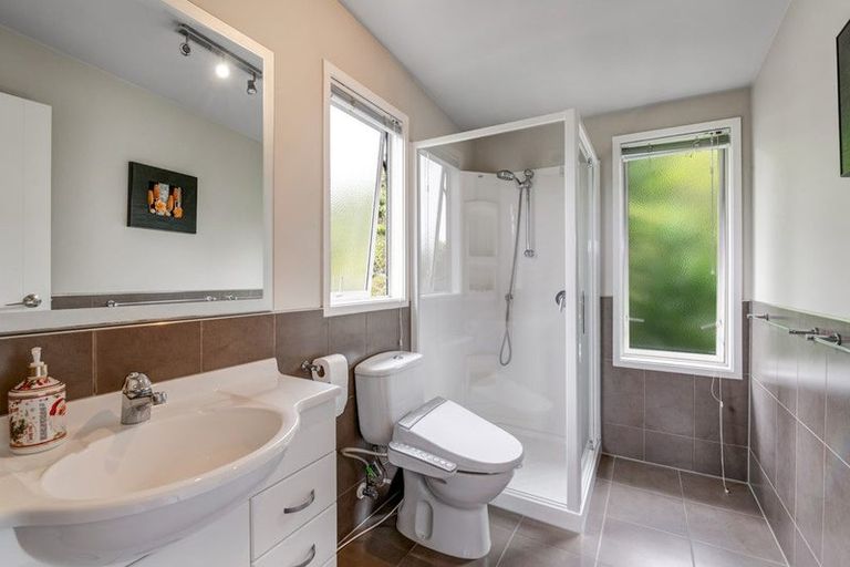 Photo of property in 15 Springwater Vale, Unsworth Heights, Auckland, 0632