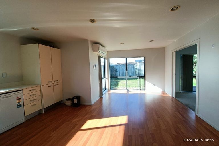 Photo of property in 17 Bordeaux Parade, Te Atatu South, Auckland, 0610