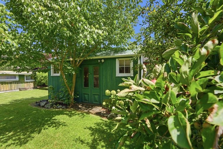 Photo of property in 6 Ridge Lane, New Plymouth, 4310