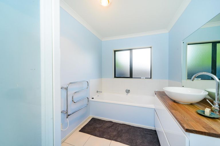 Photo of property in 16 Sorrento Place, Kelvin Grove, Palmerston North, 4414