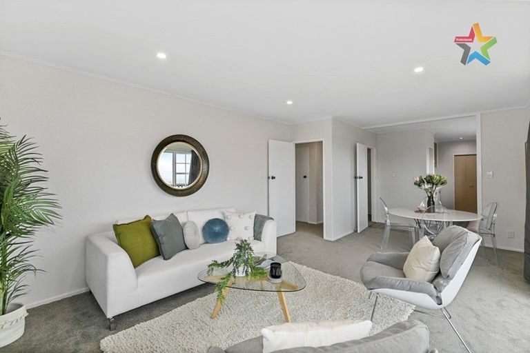 Photo of property in 1/22 Dowse Drive, Maungaraki, Lower Hutt, 5010