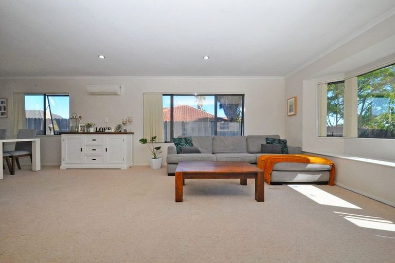 Photo of property in 6 Lothian Brae, Wattle Downs, Auckland, 2103