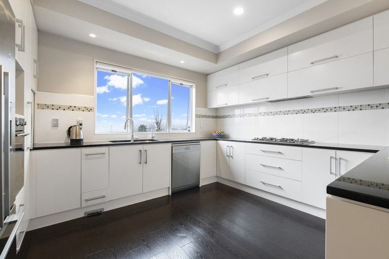 Photo of property in 8 Oak View Terrace, Schnapper Rock, Auckland, 0632