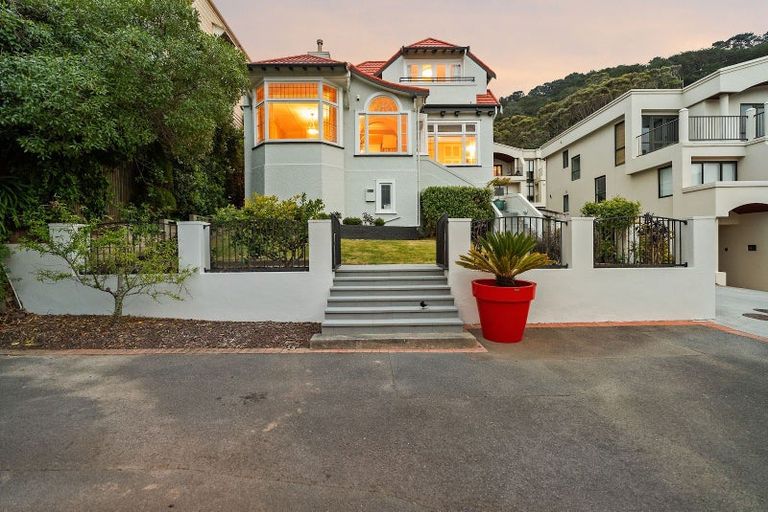 Photo of property in 210 Oriental Parade, Oriental Bay, Wellington, 6011