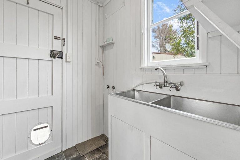 Photo of property in 1 Wyndham Road, Hannahs Bay, Rotorua, 3010