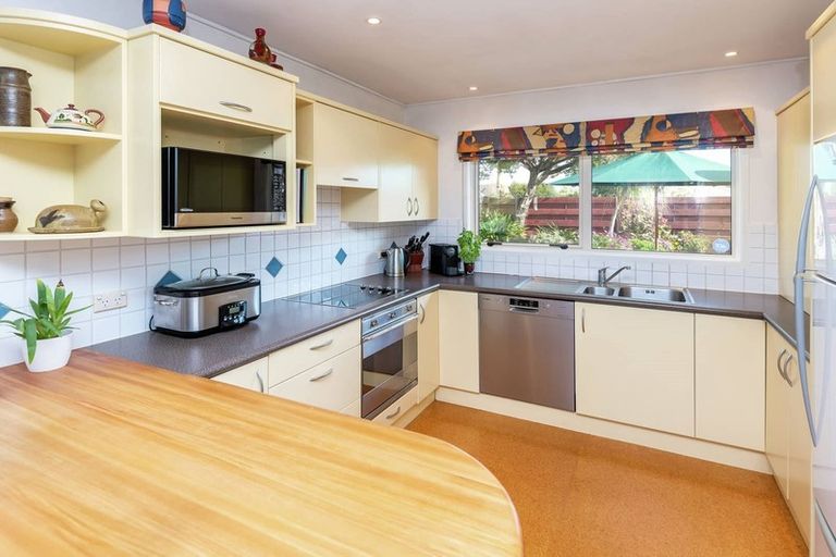 Photo of property in 21 Tupaki Place, Pakuranga Heights, Auckland, 2010