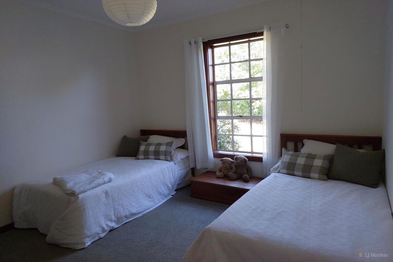 Photo of property in 72 Timaru Road, Waimate, 7924