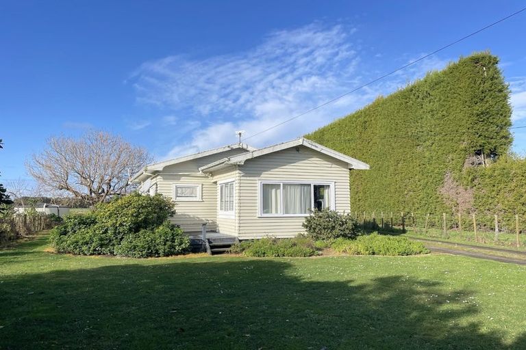 Photo of property in 813 Waitakere Road, Kumeu, 0891