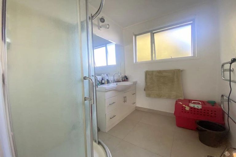 Photo of property in 11 Idyll Place, Northcross, Auckland, 0632