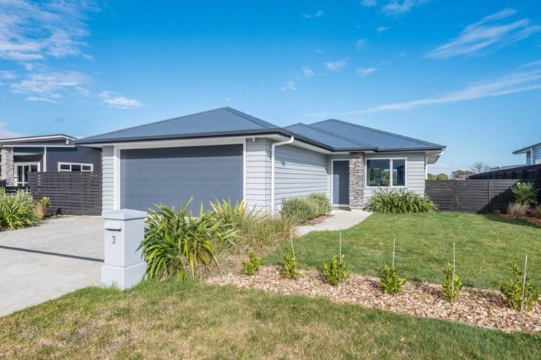 Photo of property in 3 Gallipoli Place, Paraparaumu, 5032
