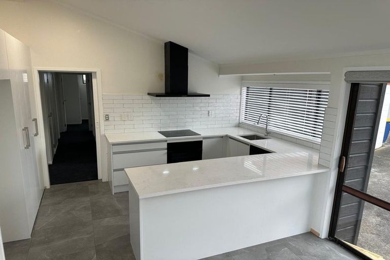 Photo of property in 2/6 Clare Place, Glenfield, Auckland, 0629