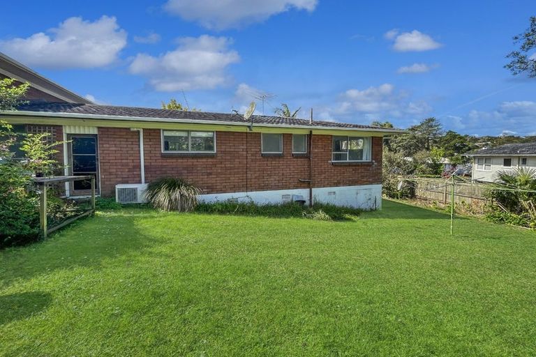 Photo of property in 2/11 Tallington Crescent, Torbay, Auckland, 0630