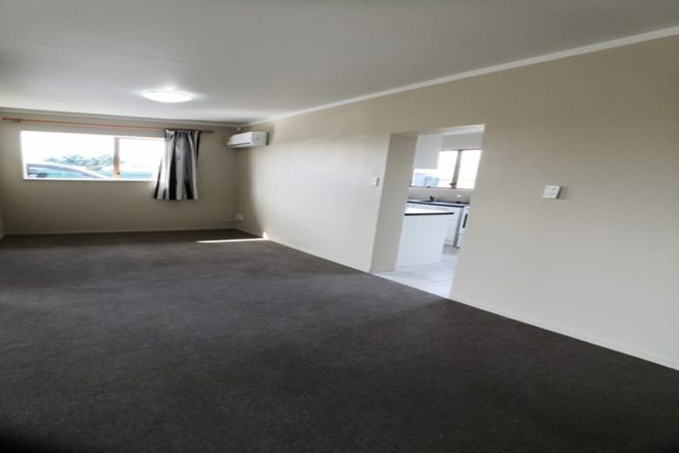 Photo of property in 67 Lincoln Park Avenue, Massey, Auckland, 0614