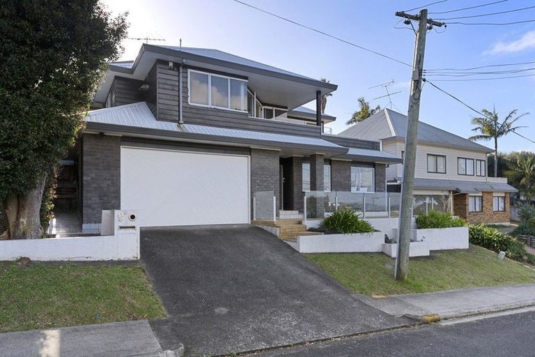 Photo of property in 2/9 Colmar Road, Mellons Bay, Auckland, 2014