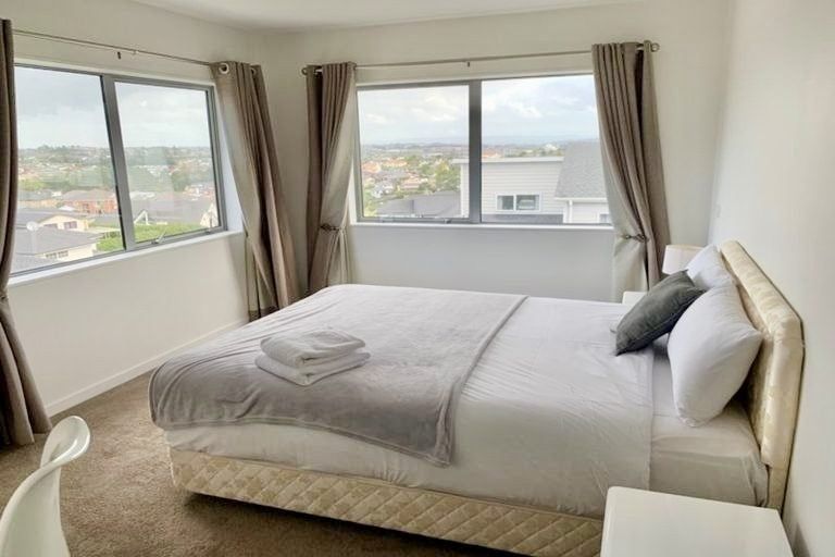 Photo of property in 50 Corricvale Way, Northcross, Auckland, 0630