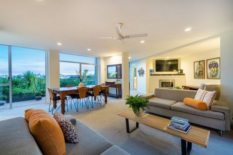 Photo of property in 65a Exmouth Road, Northcote, Auckland, 0627