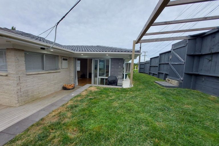 Photo of property in 1/367 Wairau Road, Totara Vale, Auckland, 0629