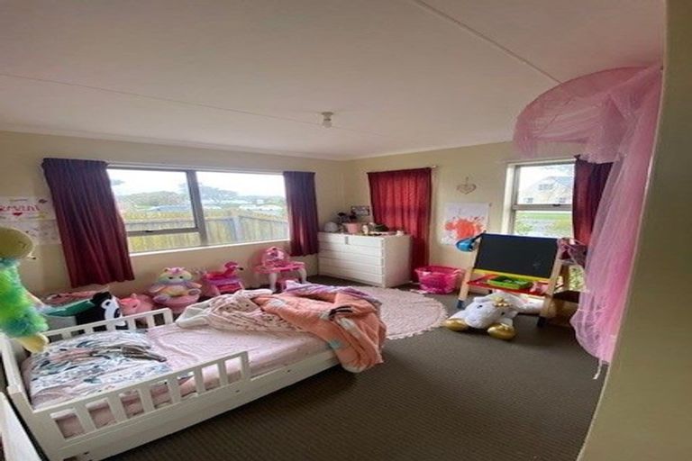 Photo of property in 11 Colonial Place, Kelvin Grove, Palmerston North, 4414