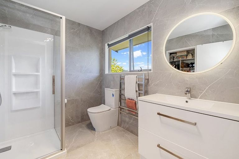 Photo of property in 3 Vari Place, Bayview, Auckland, 0629