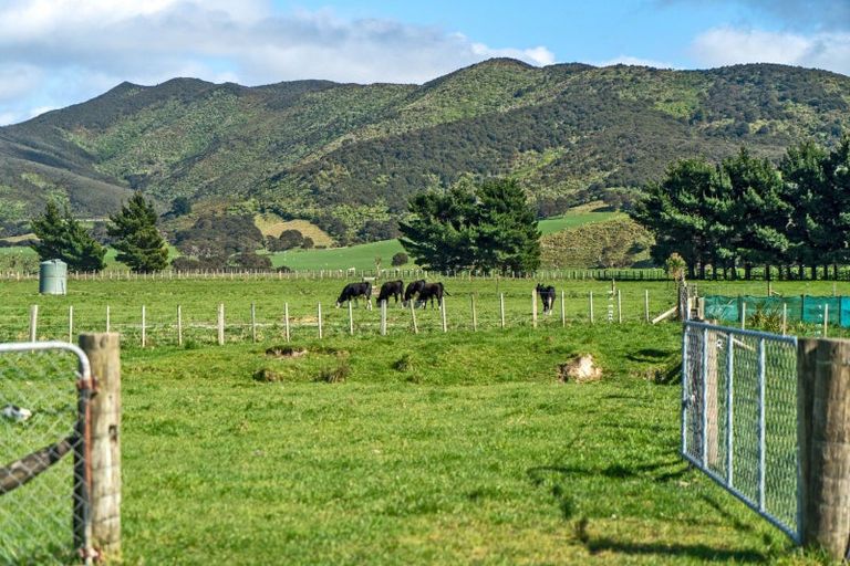 Photo of property in 360 Western Lake Road, Western Lake, Featherston, 5773