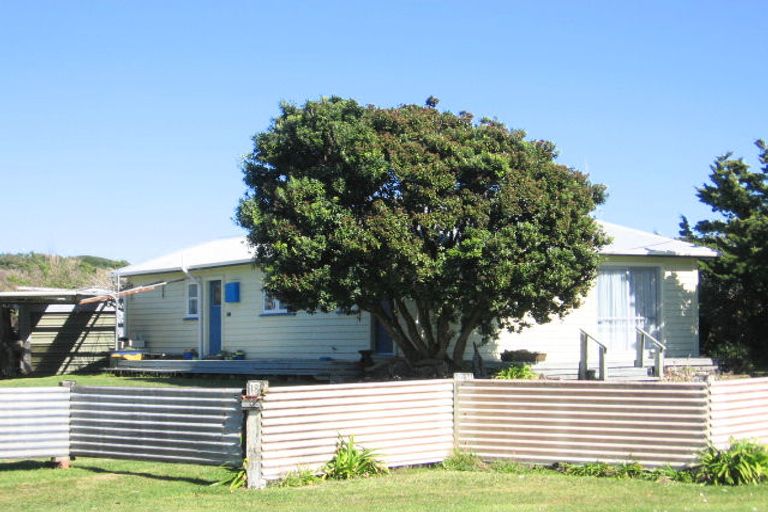 Photo of property in 18 Holben Parade, Foxton Beach, Foxton, 4815