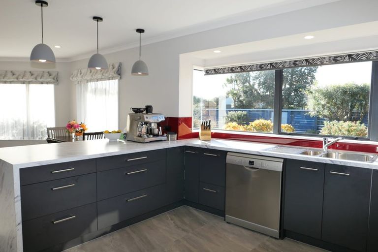 Photo of property in 68 Guildford Drive, Paraparaumu, 5032