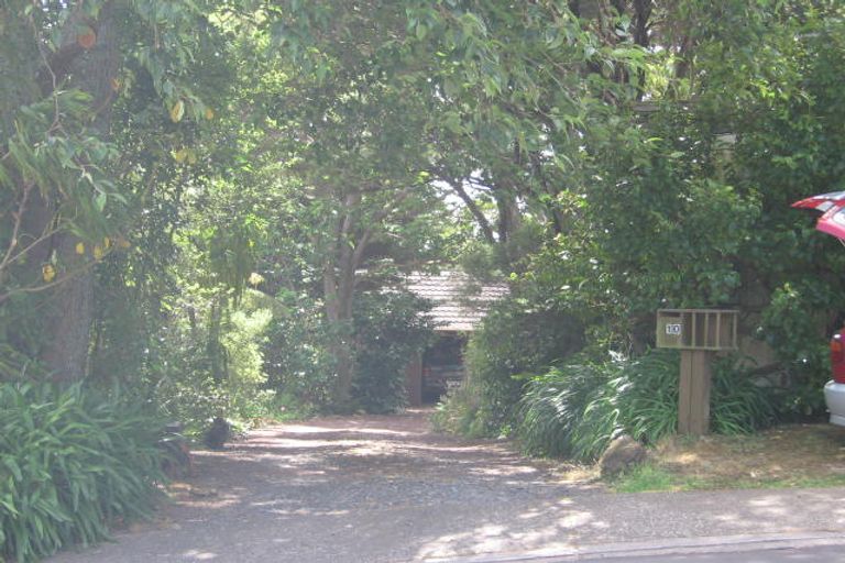 Photo of property in 10 Tusac Place, Totara Vale, Auckland, 0627