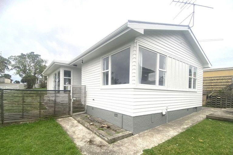 Photo of property in 46 Stewart Drive, Newlands, Wellington, 6037