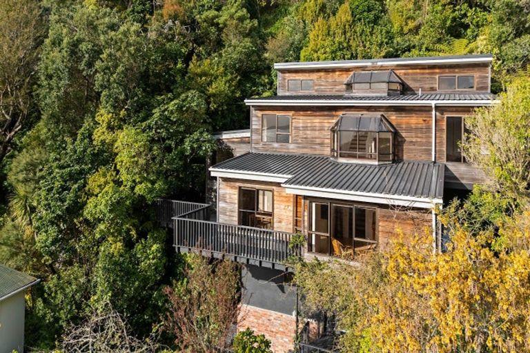 Photo of property in 19 Kaitawa Road, York Bay, Lower Hutt, 5013