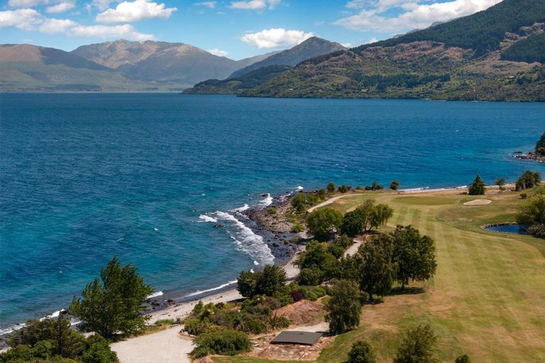Photo of property in 8 Grove Lane, Kelvin Heights, Queenstown, 9300