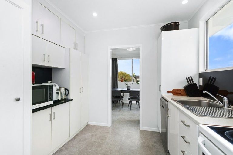 Photo of property in 18 Omaha Grove, Totara Park, Upper Hutt, 5018