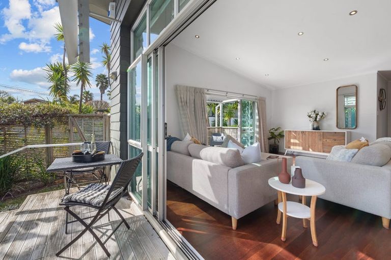 Photo of property in 2/2 Salem Place, Torbay, Auckland, 0630