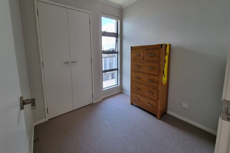 Photo of property in 17 Barbados Drive, Unsworth Heights, Auckland, 0632