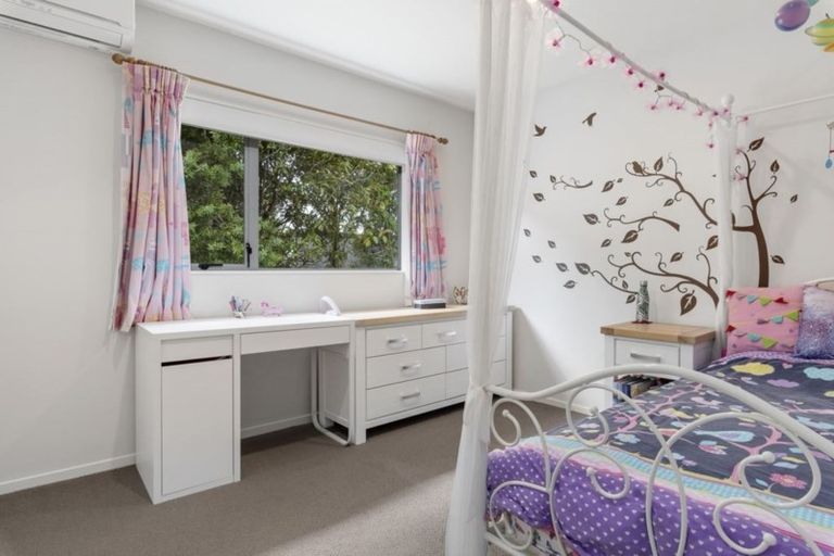 Photo of property in 2/23 Sunset Road, Totara Vale, Auckland, 0632