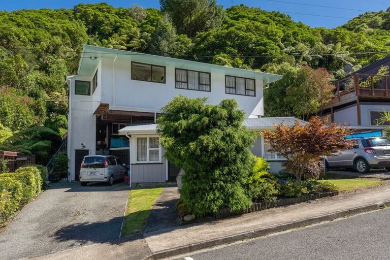 Photo of property in 16 Arthur Crescent, Waikawa, Picton, 7220