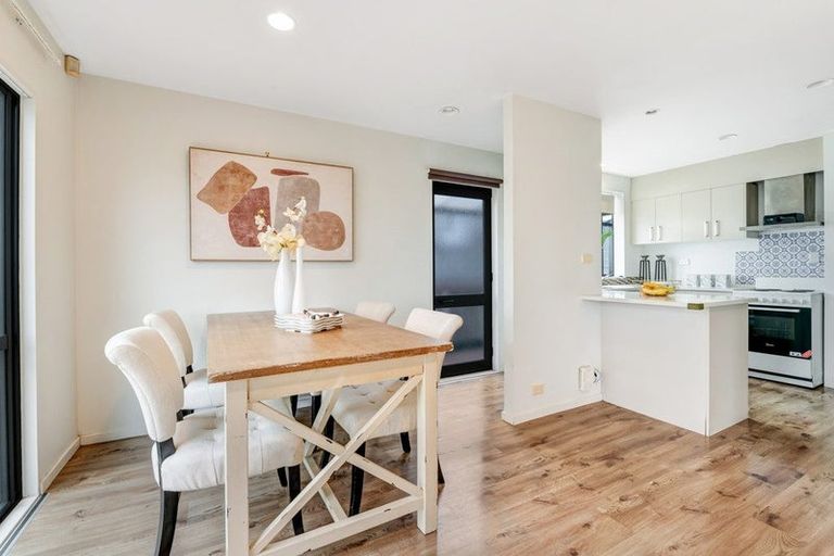 Photo of property in 1/21 Jumento Place, Unsworth Heights, Auckland, 0632