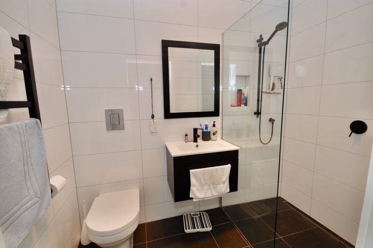 Photo of property in 1/20 Sulphur Beach Road, Northcote Point, Auckland, 0627