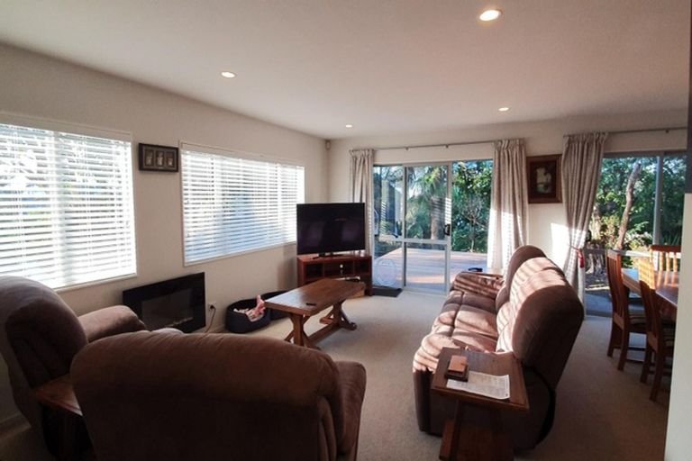 Photo of property in 21 Springwater Vale, Unsworth Heights, Auckland, 0632