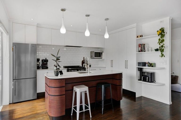 Photo of property in 19 Alberta Road, Glen Avon, New Plymouth, 4312