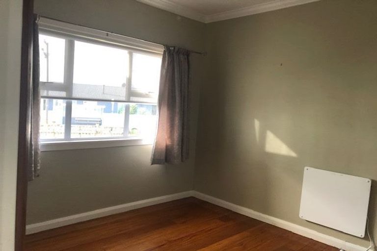 Photo of property in 33 Breakwater Road, Moturoa, New Plymouth, 4310