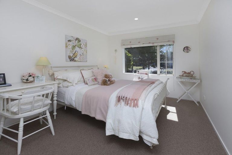Photo of property in 10 Willowview Drive, Redwood, Christchurch, 8051
