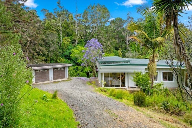 Photo of property in 10 Hobbs Road, Matakatia, Whangaparaoa, 0930
