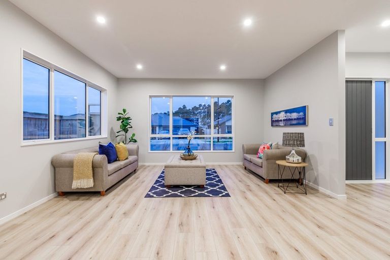 Photo of property in 10 Tarras Road, Kumeu, 0810