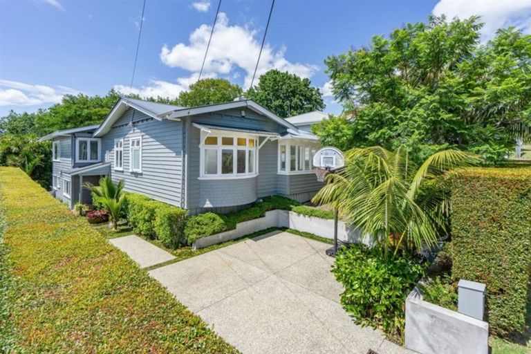Photo of property in 15 Le Roy Terrace, Birkenhead, Auckland, 0626