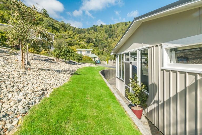 Photo of property in 14 Seaview Crescent, Picton, 7220