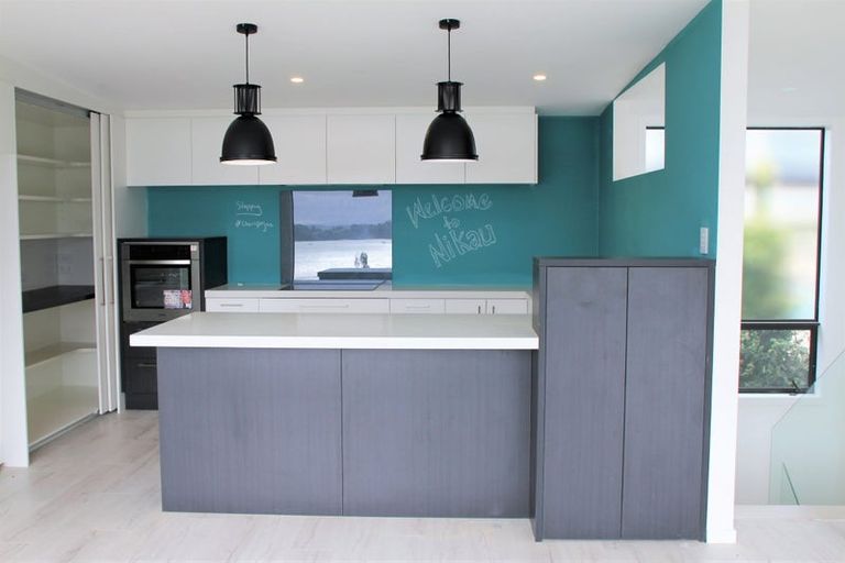 Photo of property in 6b Calder Place, Wai O Taiki Bay, Auckland, 1072