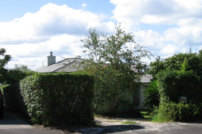Photo of property in 12 Second Avenue, Stanley Point, Auckland, 0624