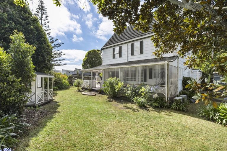 Photo of property in 2/1 Cascades Road, Pakuranga Heights, Auckland, 2010