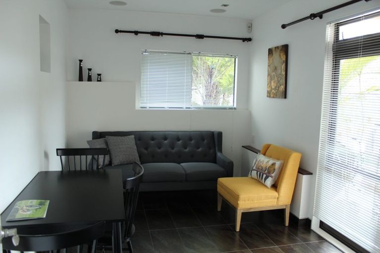 Photo of property in 2/2 Heatherleigh Rise, Northcross, Auckland, 0632