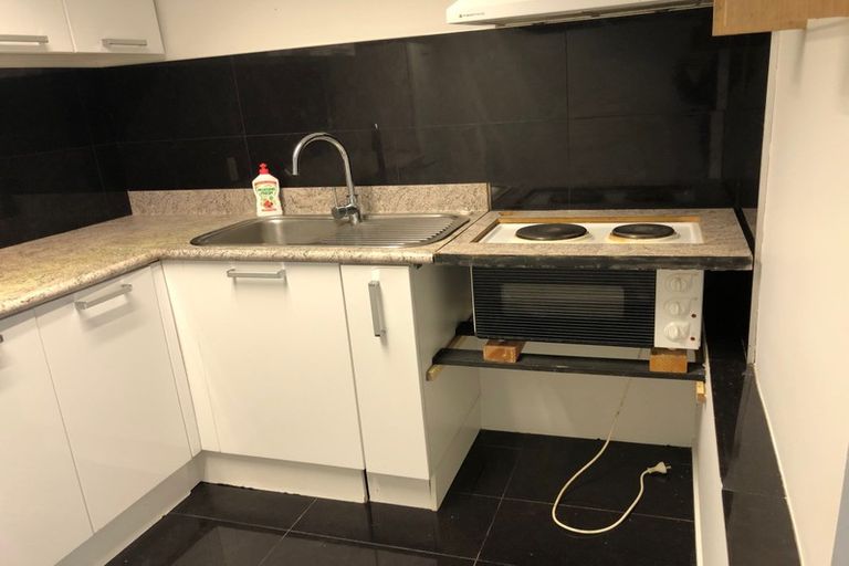 Photo of property in 2/3 Ellangowan Road, Waiake, Auckland, 0630